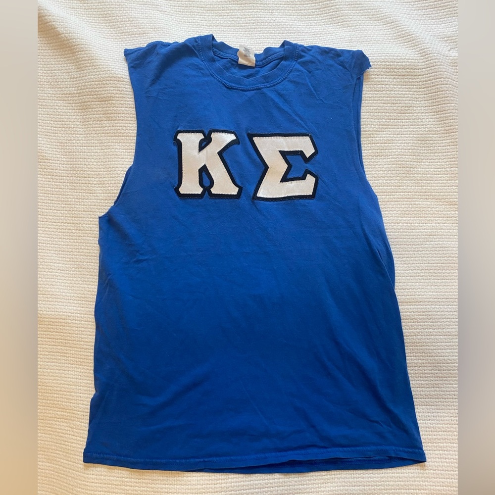 Gildan blue men’s tank.